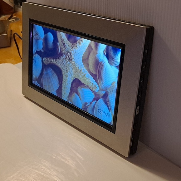 GIINII 8" Digital picture frame used but works great - Picture 3 of 9